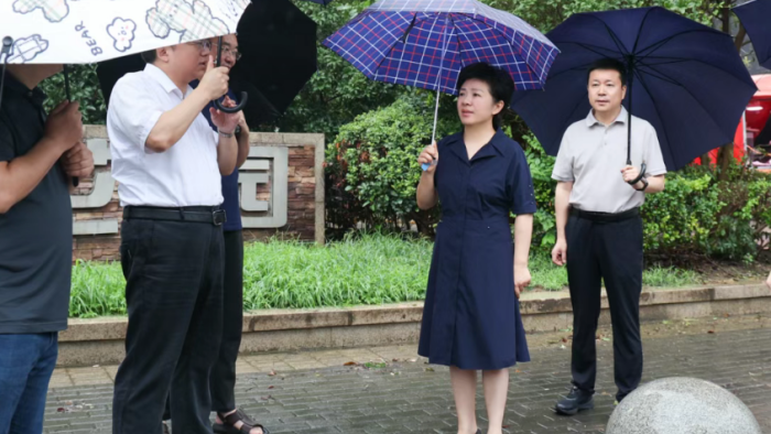 万闻华“四不两直”检查城市积水点位